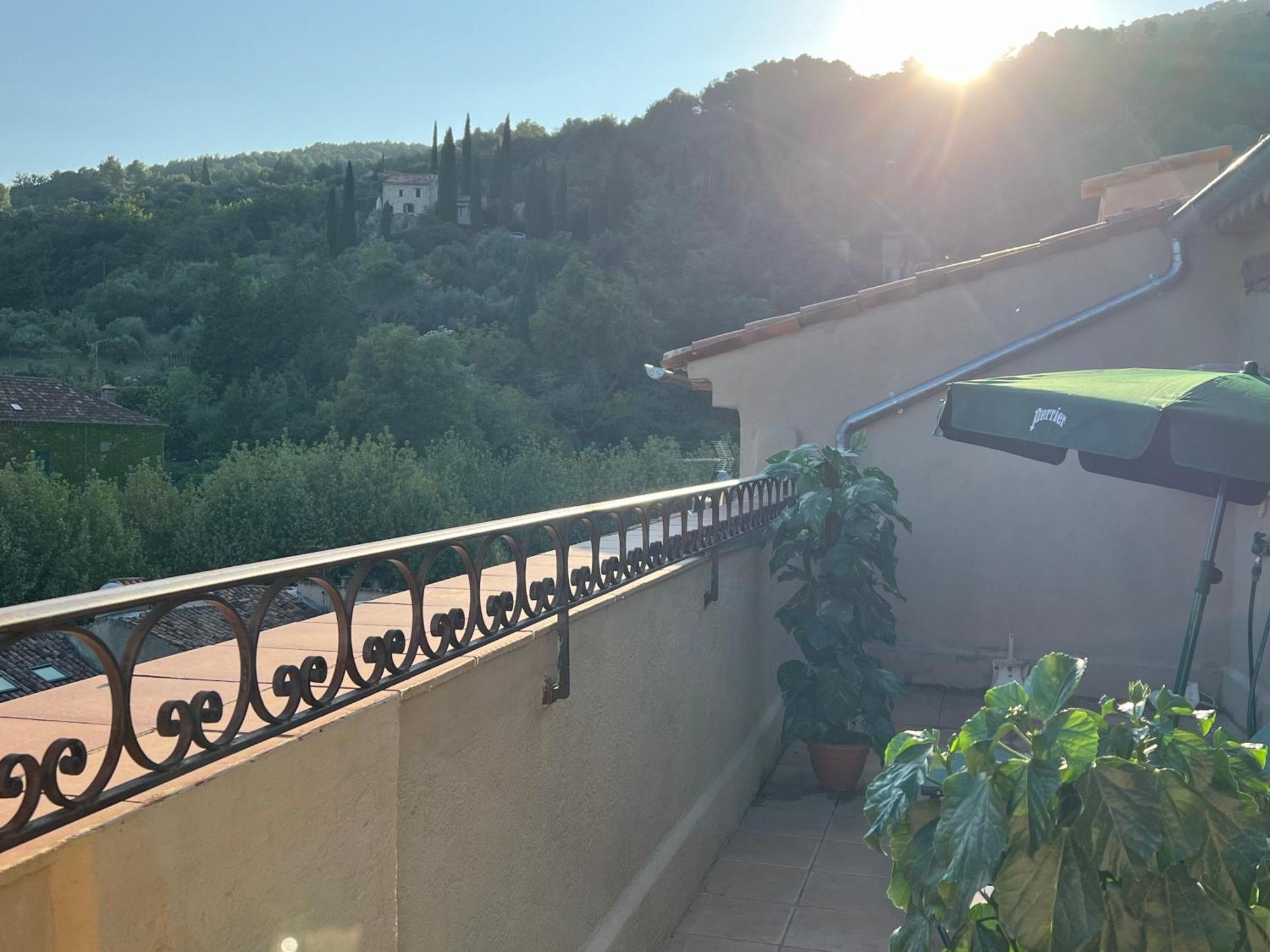 Au Coeur De Seillans, Charmant Logement, Grande Terrasse Et Panorama Eksteriør billede